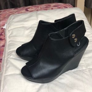 Black wedges